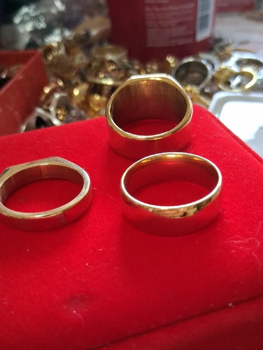 Source Unknown Gold Men's Signet and Band Ring Set on Red - Picture 5 of 5